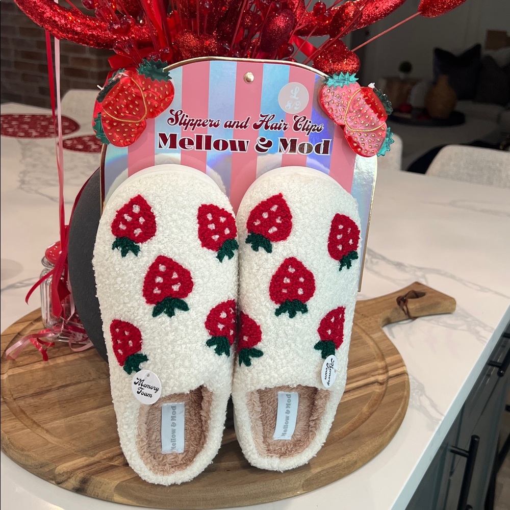 🍓🍓Slippers & Hair🍓Clips!! - Picture 6 of 12